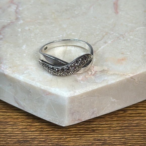 Elegant Silver 925 & Brilliants Twist Ring - Size 8 - Picture 10 of 11